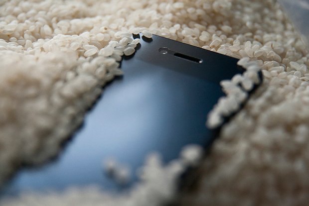 5 Tricks To Save Your Smartphone After It has Been Soaked Wet