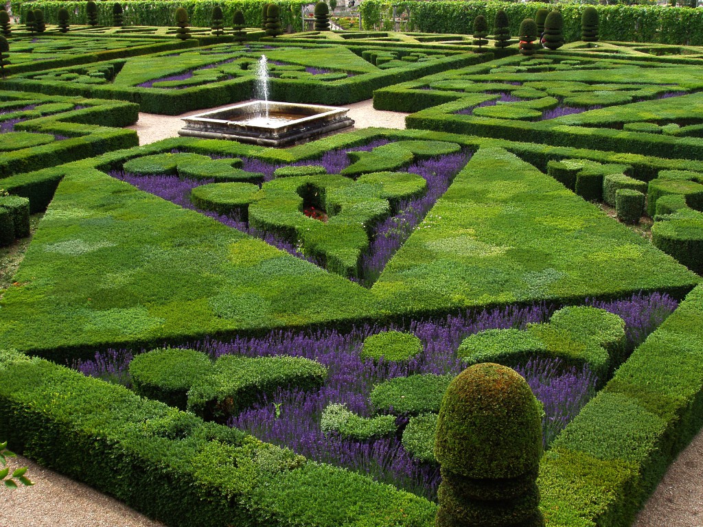 French_Formal_Garden_in_Loire_Valley